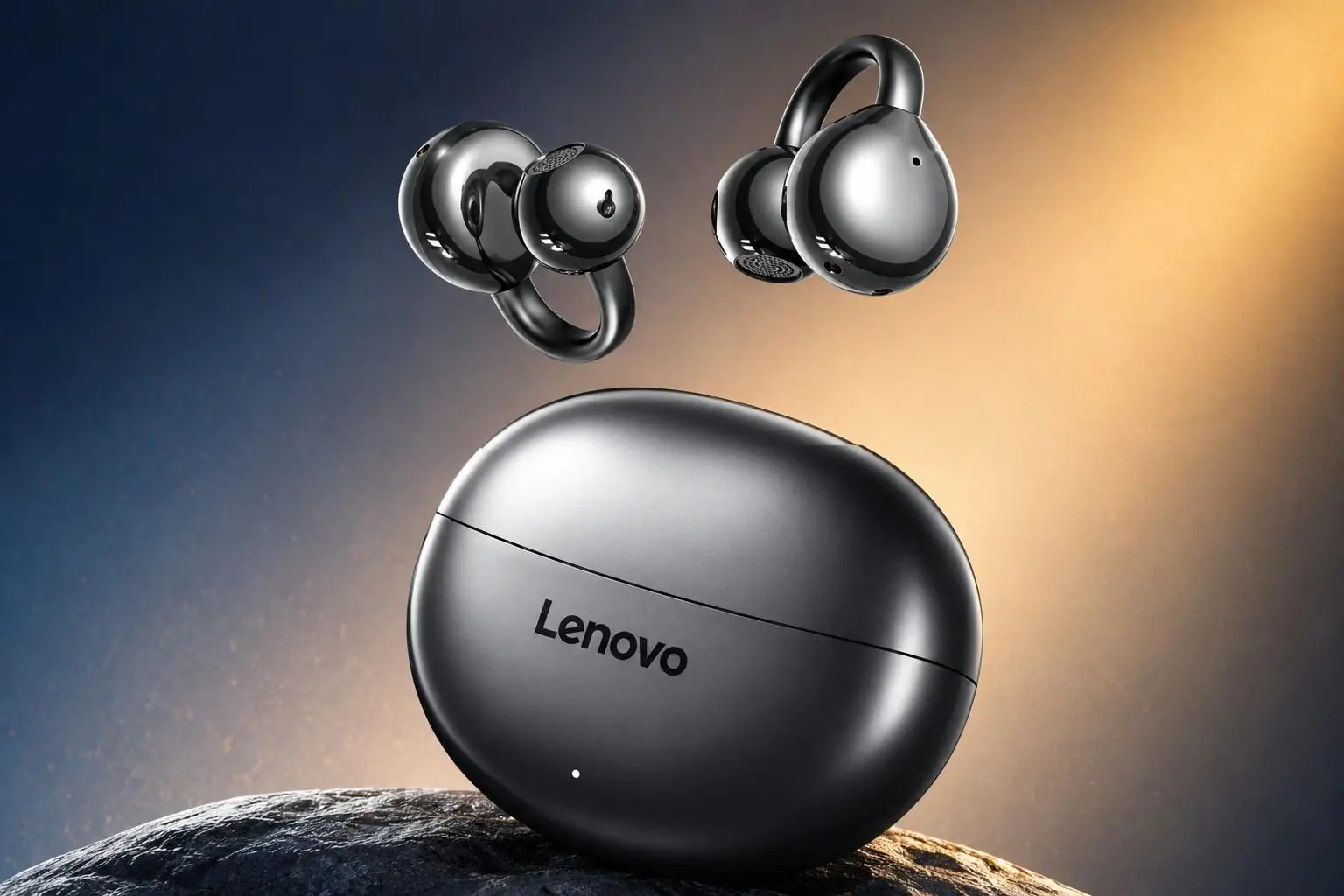 سماعات Lenovo TA410 المفتوحة مع علبة الشحن بتصميم Clip-On ولون رمادي معدني على خلفية متدرجة.