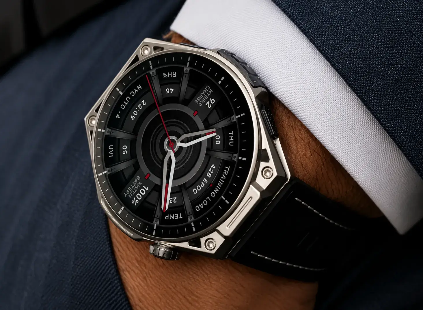 ساعة Amazfit Balance Ultra فاخرة على المعصم بتصميم معدني من التيتانيوم وسوار أسود، مع واجهة تناظرية رقمية وشاشة عالية الدقة.