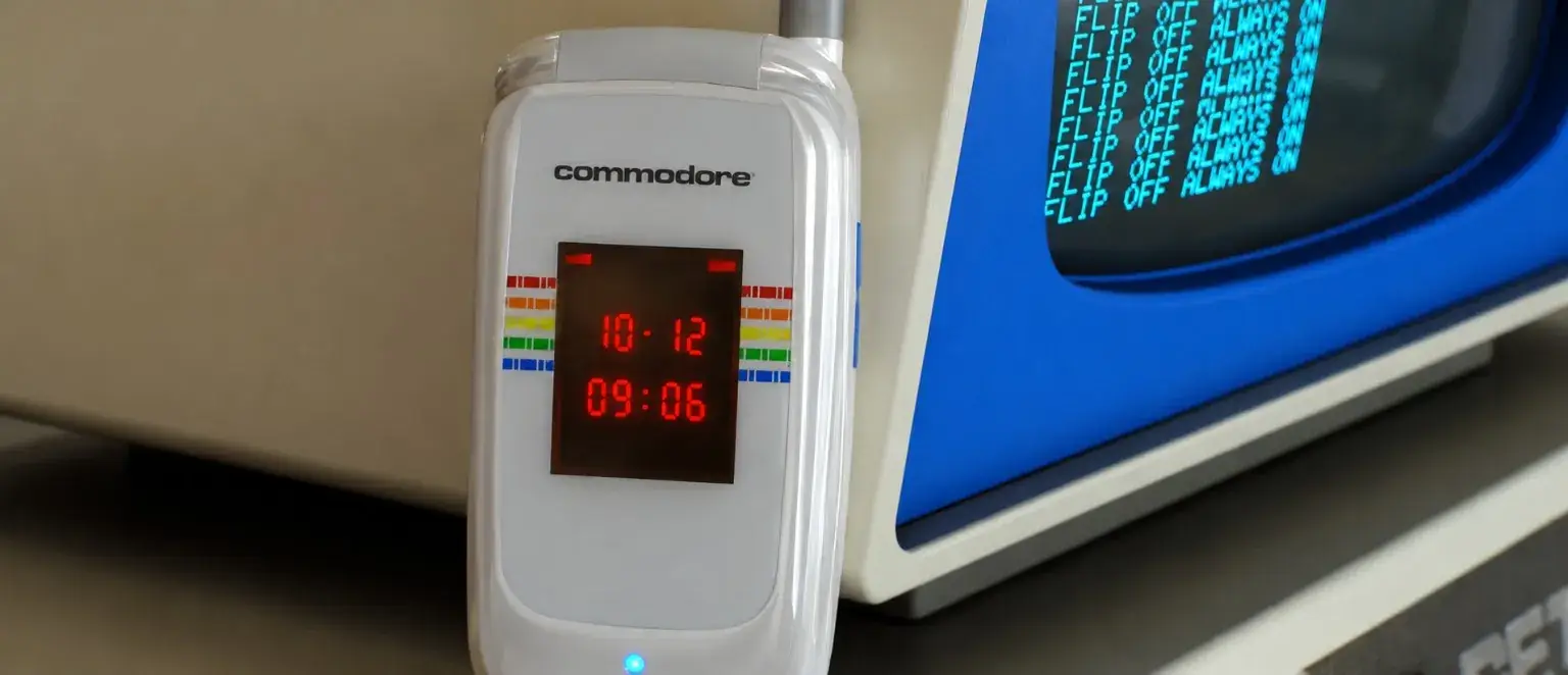 هاتف Callback 8020 القابل للطي من Commodore International مع شاشة خارجية رقمية حمراء وتصميم مستوحى من أجهزة الثمانينيات