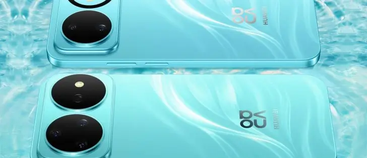 هاتف Huawei Nova 16 باللون الأزرق السماوي مع تصميم خلفي لامع ووحدة كاميرات دائرية مزدوجة مميزة.