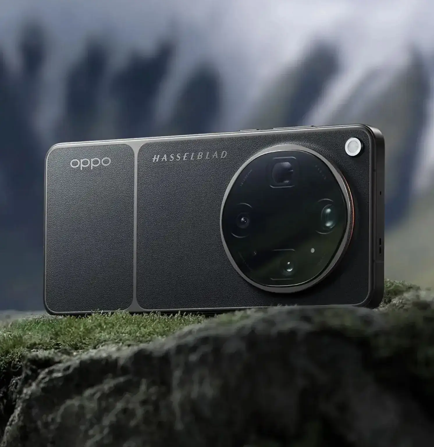 هاتف OPPO Find X9 Ultra باللون الأسود مع كاميرا Hasselblad دائرية كبيرة في صورة رسمية